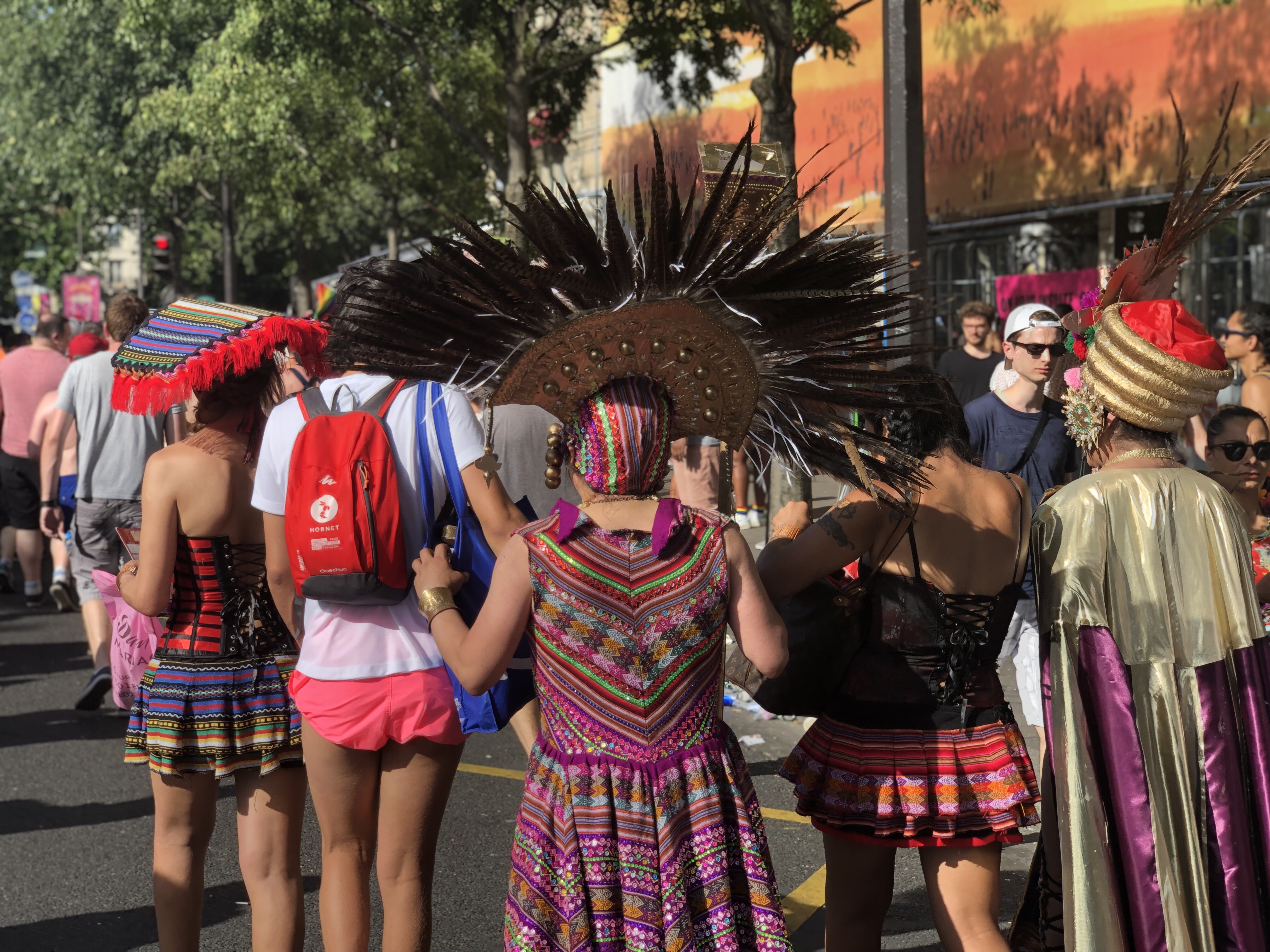 La marche des fiertés juste à 100 mètres. LGBT