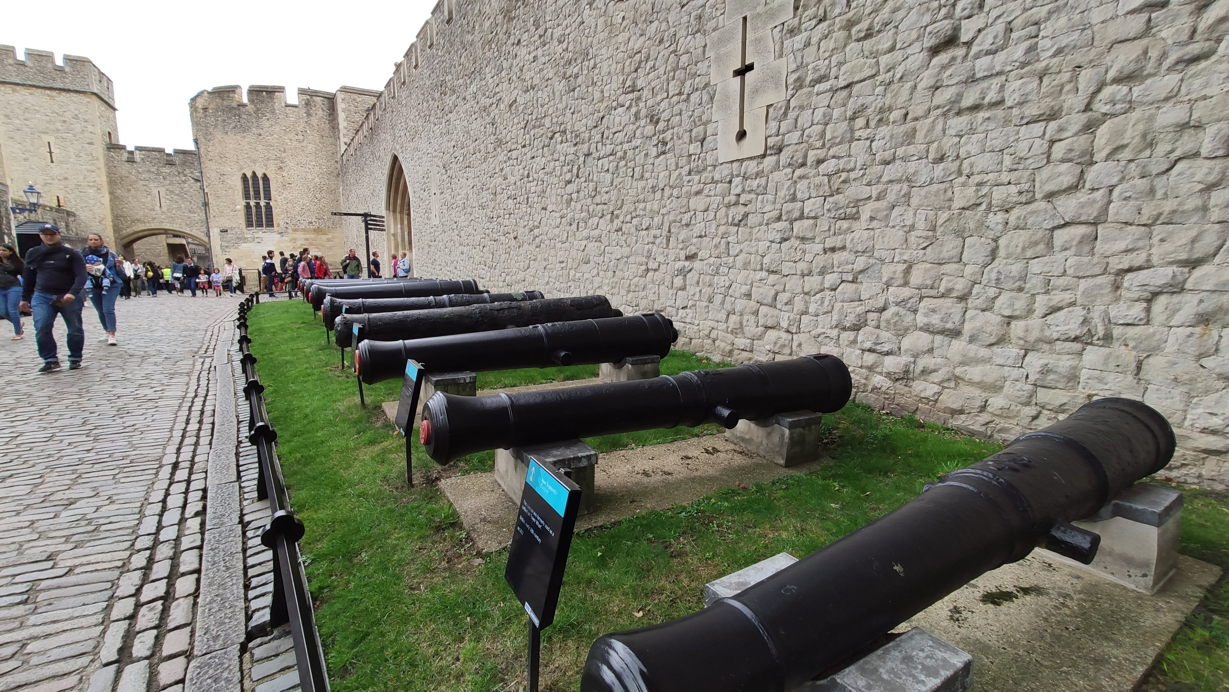 Canons alignés le long des remparts de la Tour de Londres
